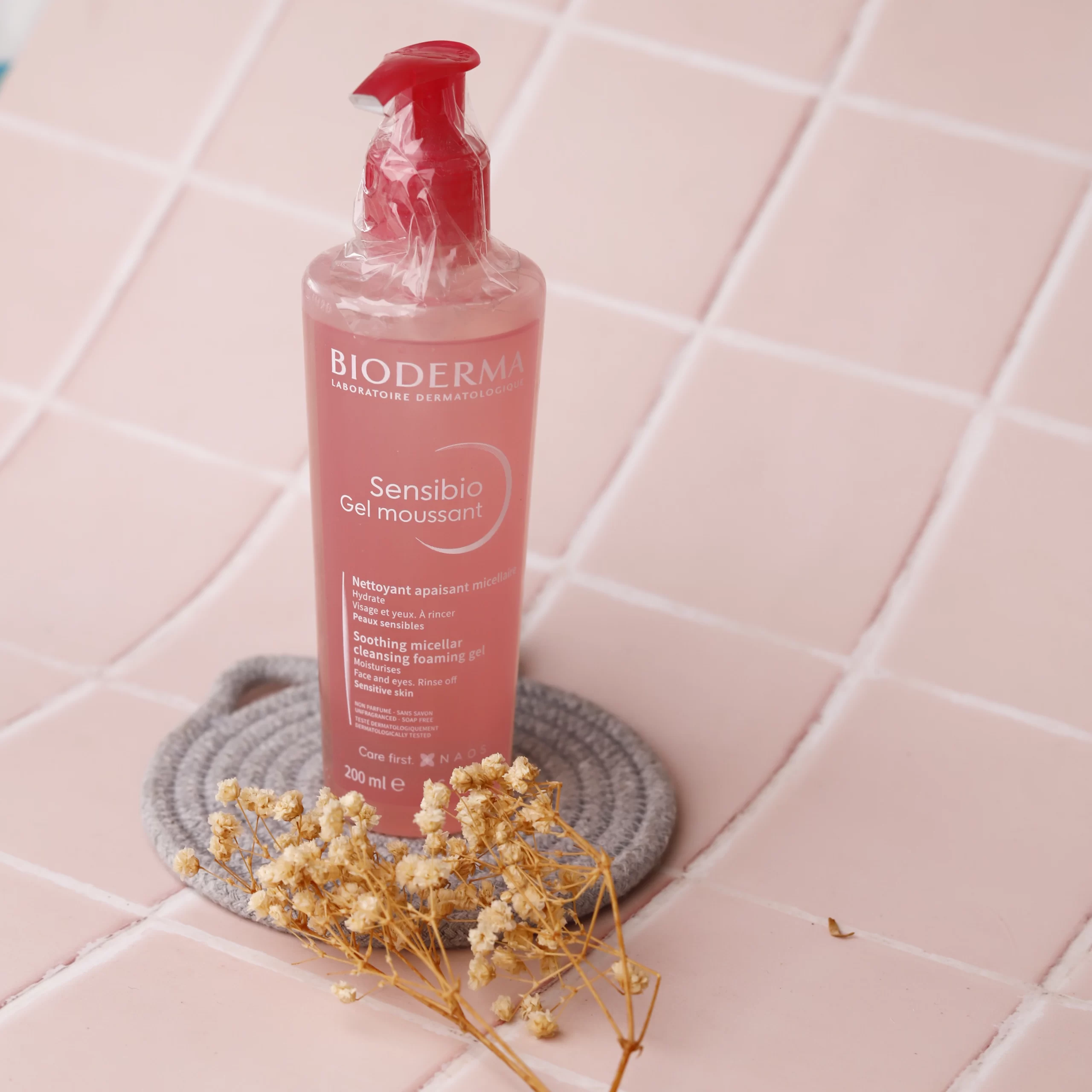 MG_2159-scaled-1.webp فوم ژل شستشو سنسیبو بایودرما صورتی Bioderma Sensibio - تصویر 1