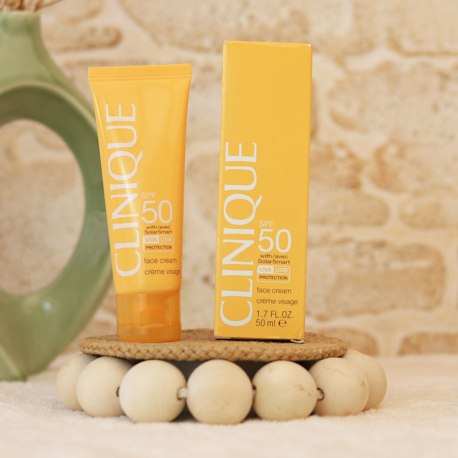 clinique-suncream کرم ضد آفتاب جوانساز و ضد چروک کلینیک Clinique مدل سولار اسمارت بی رنگ - تصویر 1